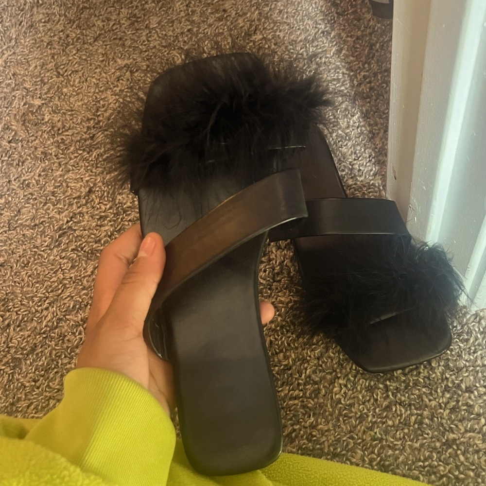 Black furry chanclas for sale!!
